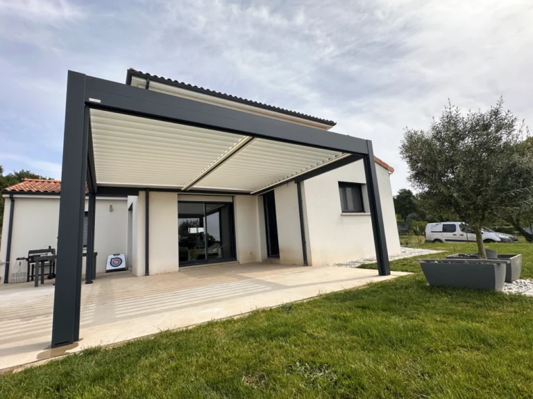 Détail de l’éclairage LED intégré sous une pergola bioclimatique avec store vertical