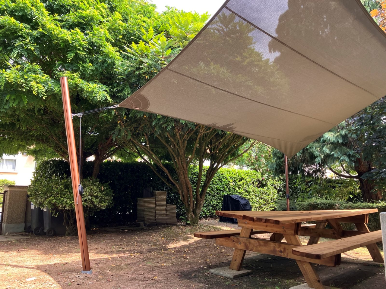 Artim Menuisier Cholet Voile Ombrage CholetIMG 1488 Voile d’ombrage sur mesure sur mâts au-dessus d’un espace repas, ombre confortable dans le jardin – ARTIM nantes