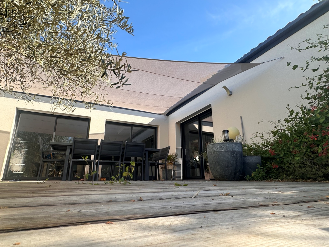 Artim Menuisier Cholet Voile Ombrage CholetIMG 4887 Voile d’ombrage sur mesure sur terrasse bois, rendu design et ombrage efficace devant la maison – ARTIM beaupreau