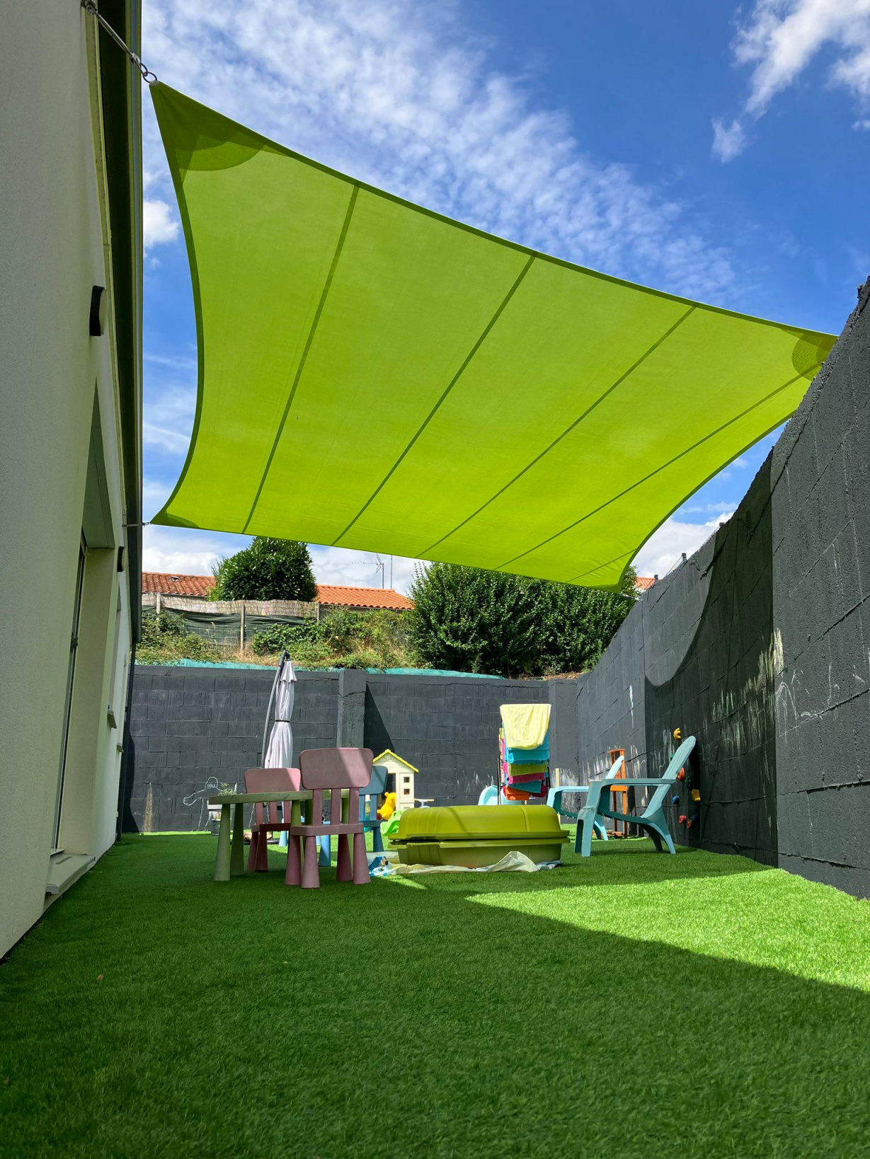 Artim Menuisier Cholet Voile Ombrage Choletsignal 2023 07 12 161618 003 Voile d’ombrage vert anis sur mesure pour espace enfants, zone de jeux ombragée – ARTIM cholet