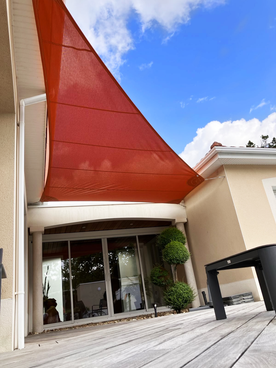 Artim Menuisier Cholet Voile Ombrage Choletsignal 2024 05 24 122439 0042 Voile d’ombrage terracotta sur mesure fixée en angle de maison, ombre visible sur terrasse – ARTIM bressuire