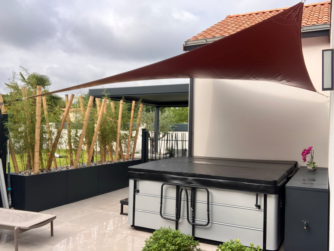 Artim Menuisier Cholet Voile Ombrage Choletsignal 2024 06 21 094735 005 Voile d’ombrage terracotta sur mesure au-dessus d’une terrasse avec spa, protection solaire élégante – ARTIM chemillé