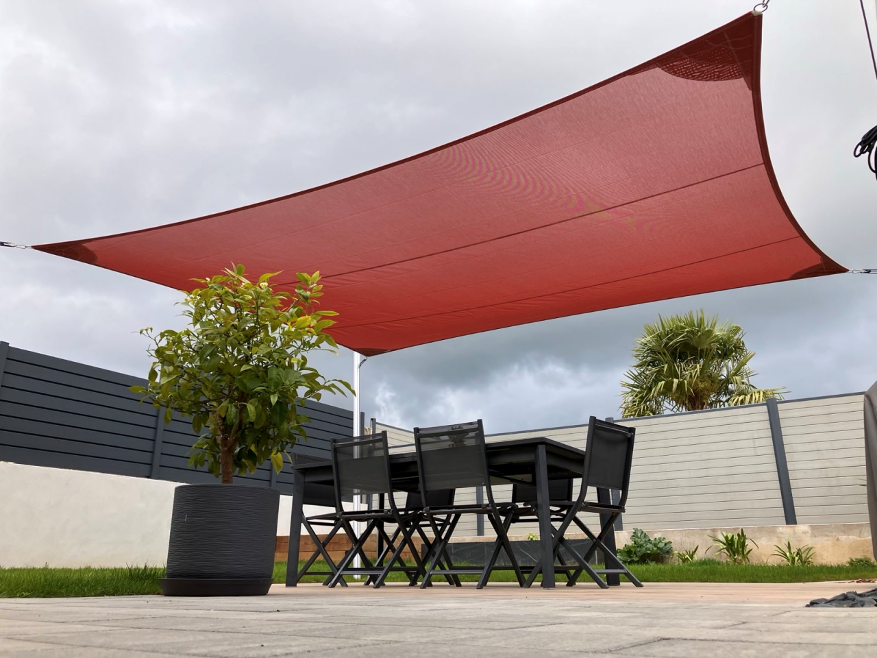 Artim Menuisier Cholet Voile Ombrage Choletsignal 2025 05 12 184937 004 Voile d’ombrage terracotta sur mesure fixée à la maison, ombrage agréable pour terrasse – ARTIM cholet