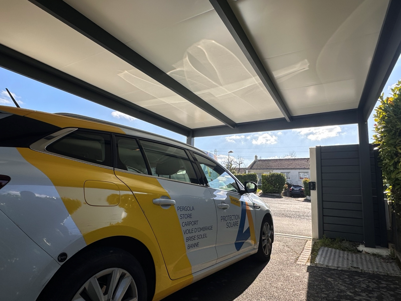 Artim Menuisier Cholet Carport Cholet IMG 4732 Petit carport aluminium adossé à la maison pour protéger une voiture