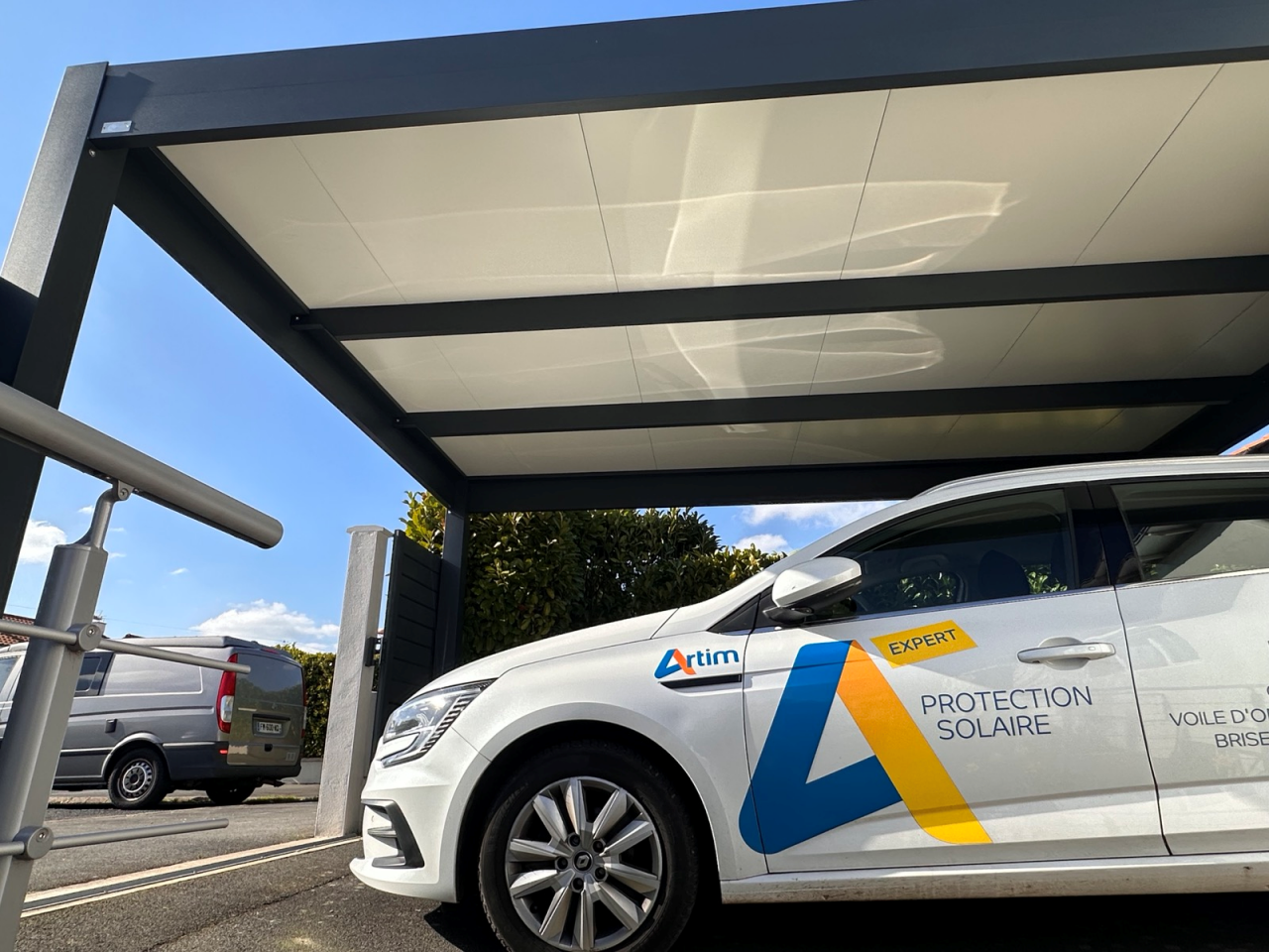 Artim Menuisier Cholet Carport Cholet IMG 4733 Intérieur d’un carport aluminium avec toiture pleine et voiture protégée