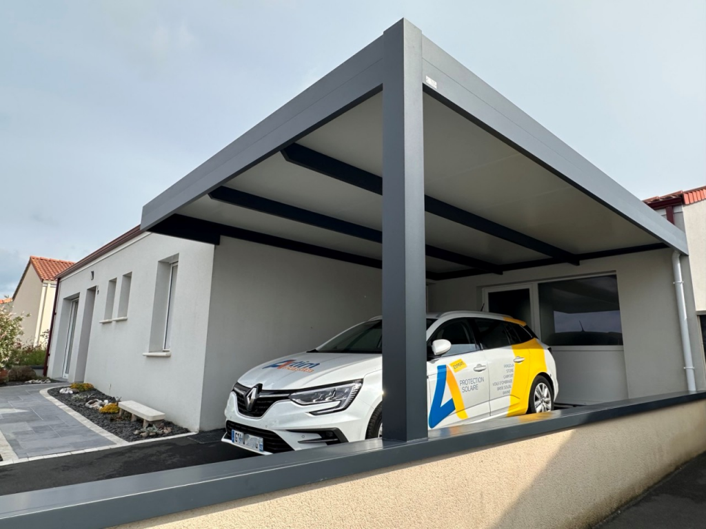 Artim Menuisier Cholet Carport Cholet Carport Cholet IMG 4934 Vue latérale d’un carport aluminium moderne avec structure anthracite et voiture stationnée