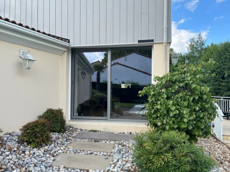 Baie vitrée coulissante isolante installée sur une maison à Cholet