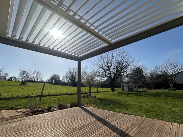 Terrasse bois ombragée par une pergola bioclimatique à lames orientables
