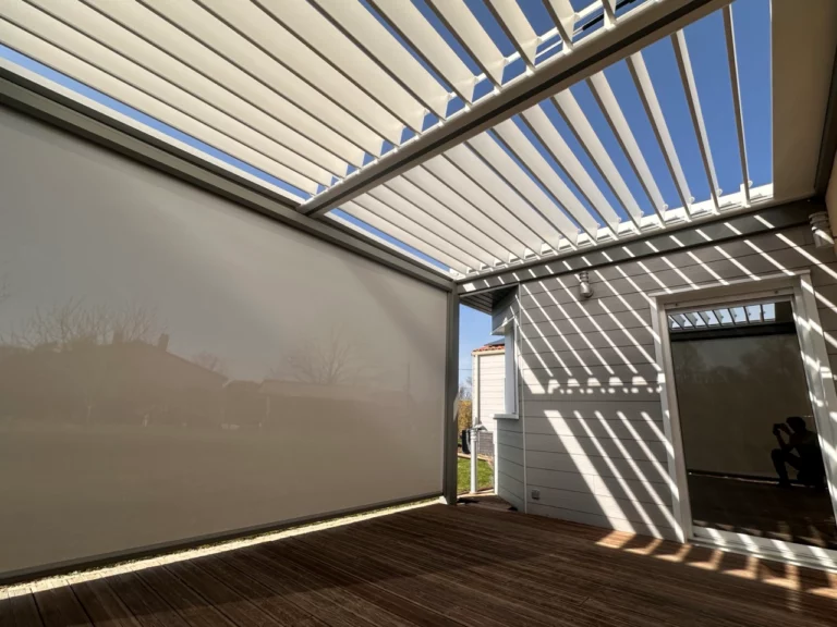 Lames orientables et store screen d’une pergola bioclimatique installée par ARTIM