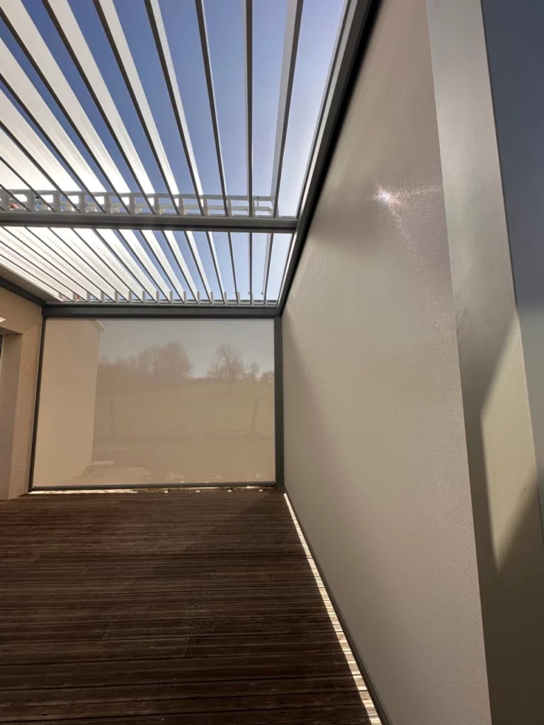 Pergola bioclimatique avec store screen latéral pour plus d’ombre et d’intimité