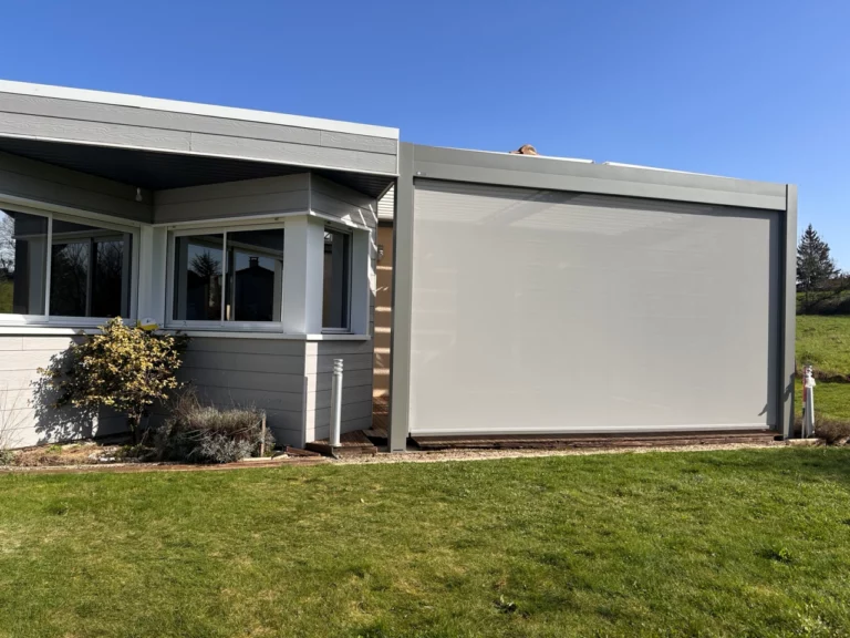 Pergola bioclimatique avec store vertical screen installée près de Bressuire par ARTIM