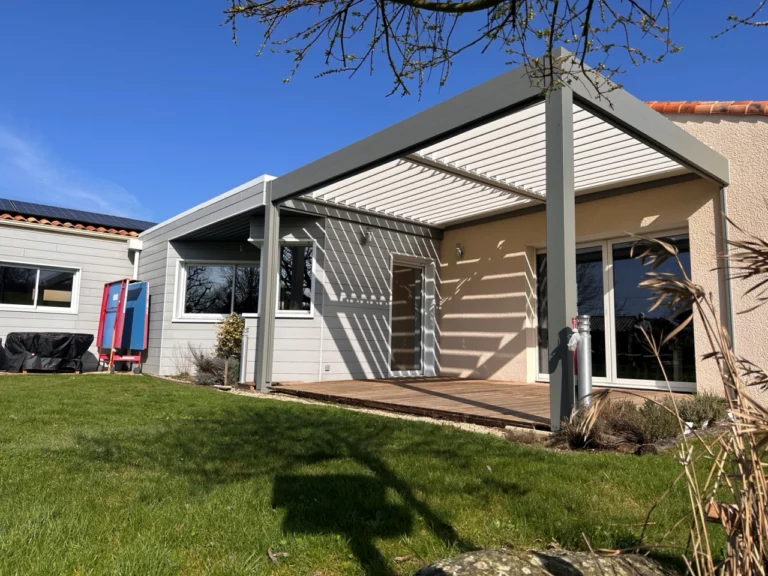 Pergola bioclimatique à lames orientables installée sur une terrasse bois par ARTIM