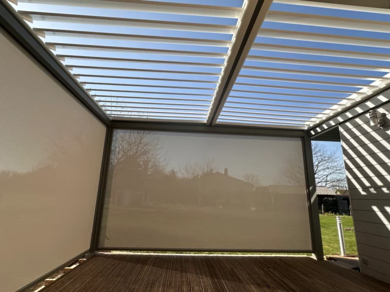 Store vertical screen fermé sous une pergola bioclimatique pour protéger la terrasse du soleil