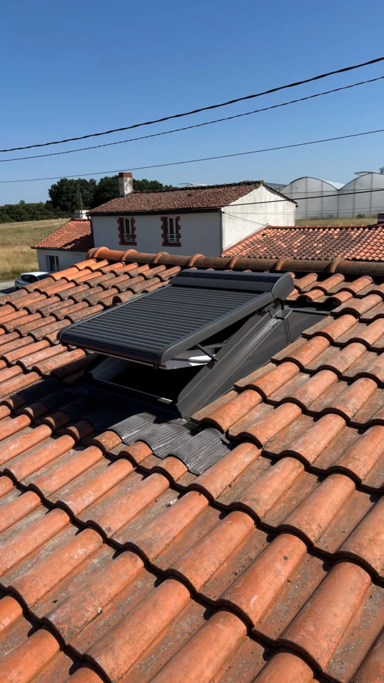 Volet roulant VELUX ouvert sur une toiture en tuiles près de Nantes