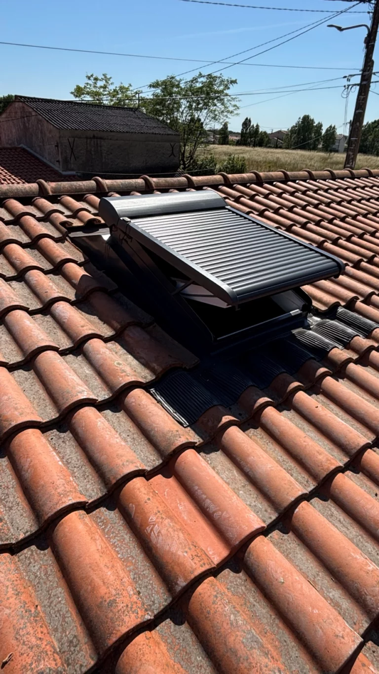 Volet VELUX solaire installé sur fenêtre de toit en région nantaise