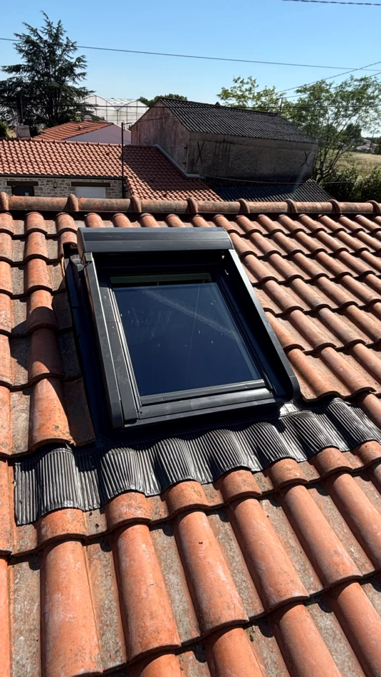 Pose d’un VELUX sur toiture en tuiles près de Nantes par ARTIM