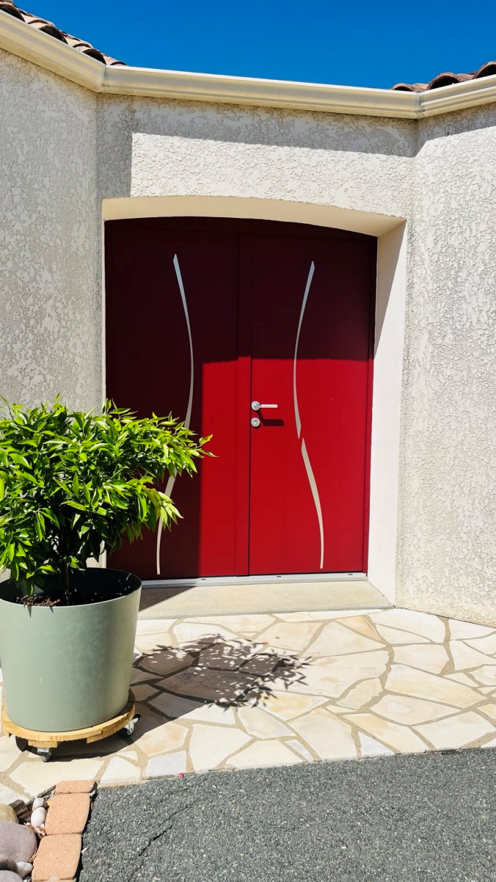 Porte d’entrée double rouge sur mesure pour une maison près de Cholet