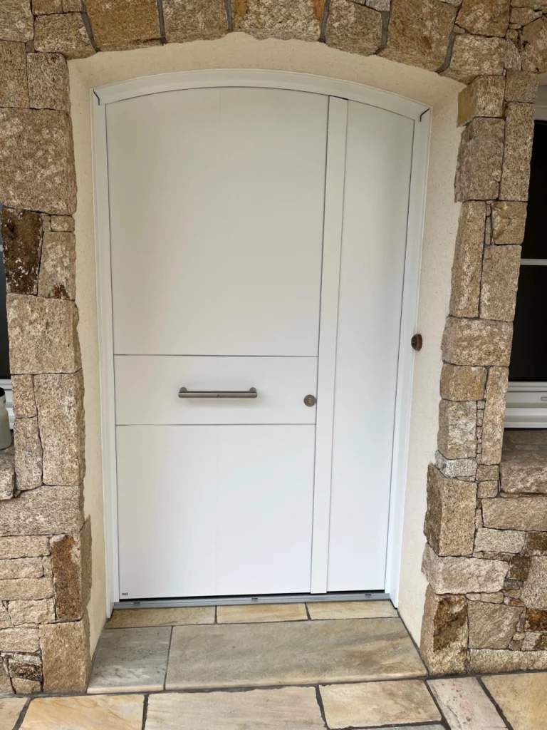 Porte d’entrée blanche sur mesure installée dans une maison à Cholet