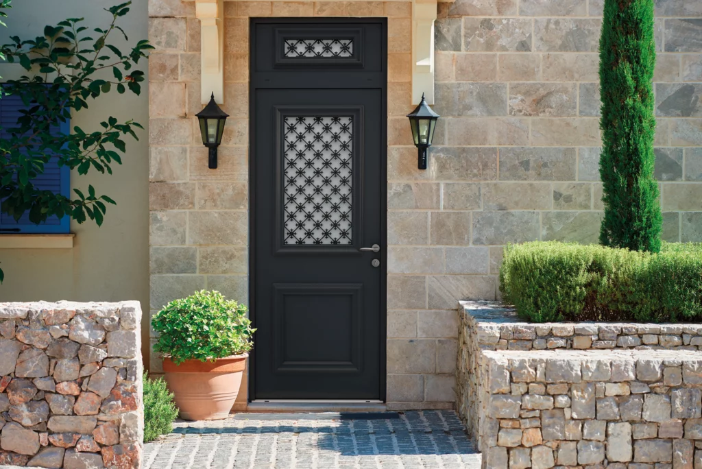 Porte d’entrée MéO noire vitrée au style traditionnel