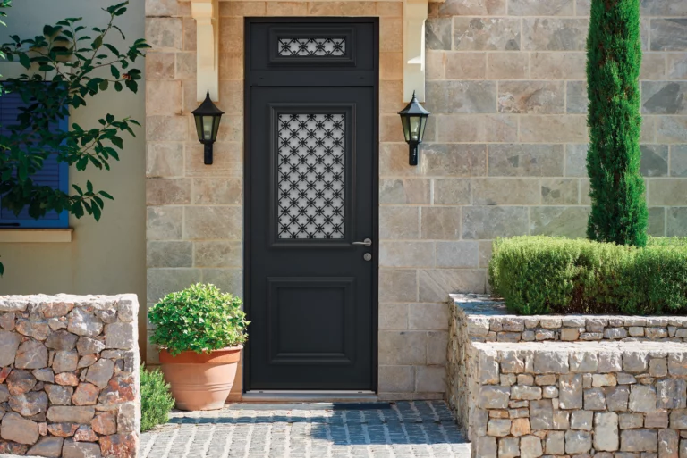 Porte d’entrée MéO noire vitrée au style traditionnel