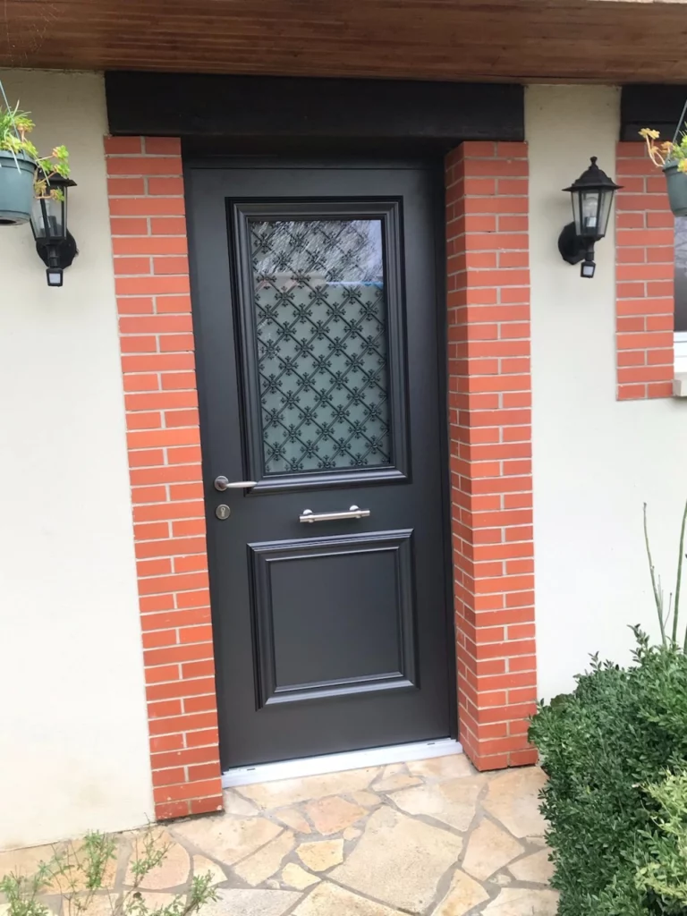 Porte d’entrée noire vitrée de style traditionnel en rénovation à Cholet