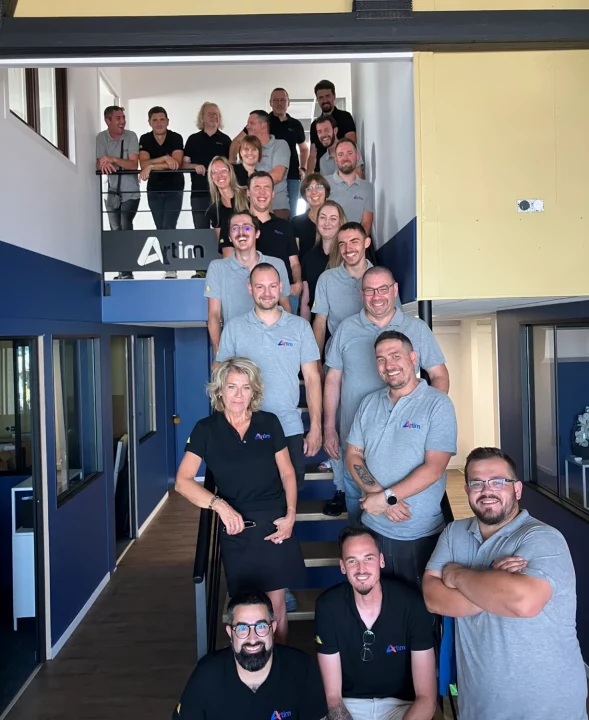 équipe de collaborateur d'ARTIM dans l'escalier dans l'entreprise à Cholet